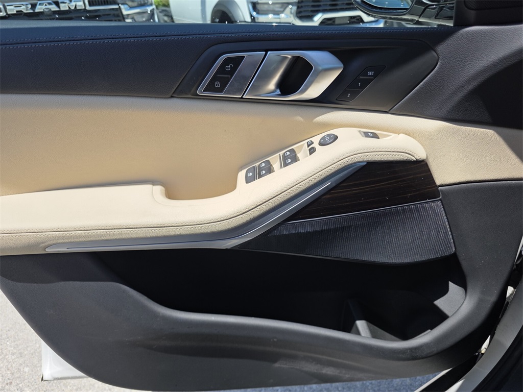 Vehicle image 27 of 31