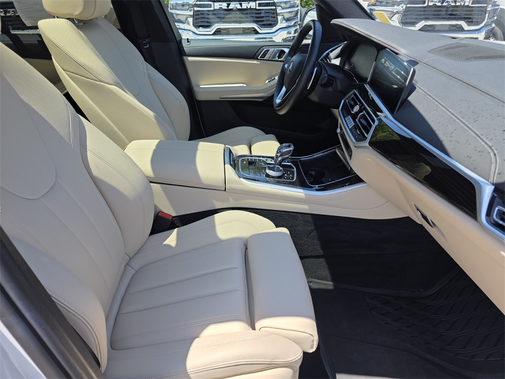 Vehicle image 17 of 31