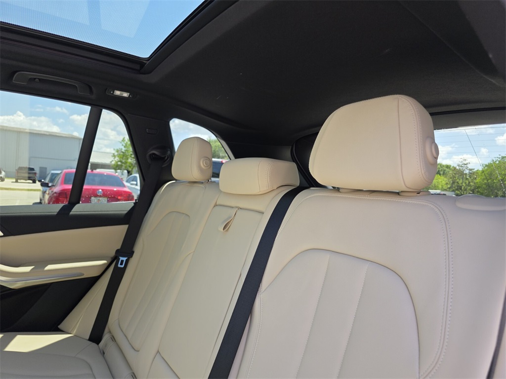 Vehicle image 16 of 31
