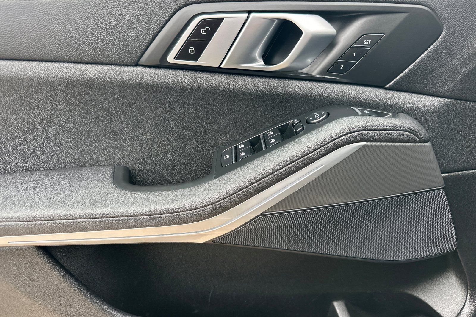 Vehicle image 11 of 30