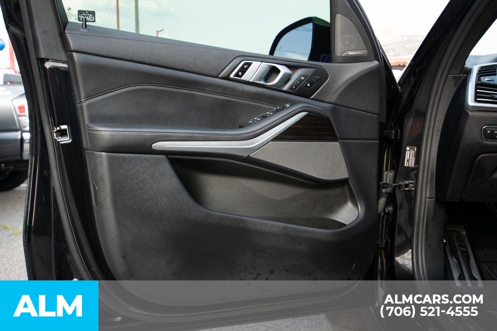 Vehicle image 33 of 49