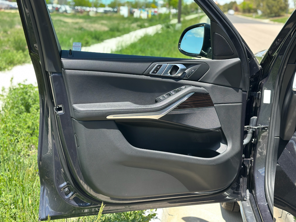 Vehicle image 24 of 32