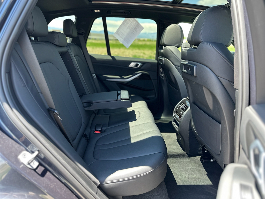 Vehicle image 28 of 32