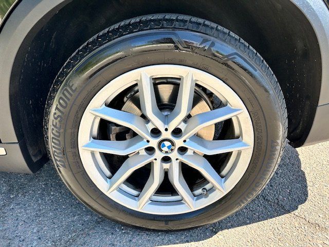 Vehicle image 26 of 49