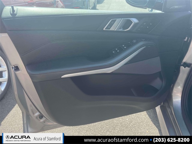 Vehicle image 21 of 35