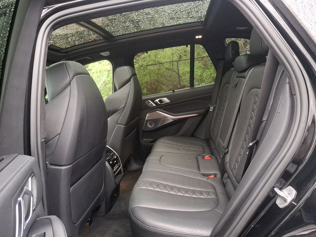 Vehicle image 10 of 32