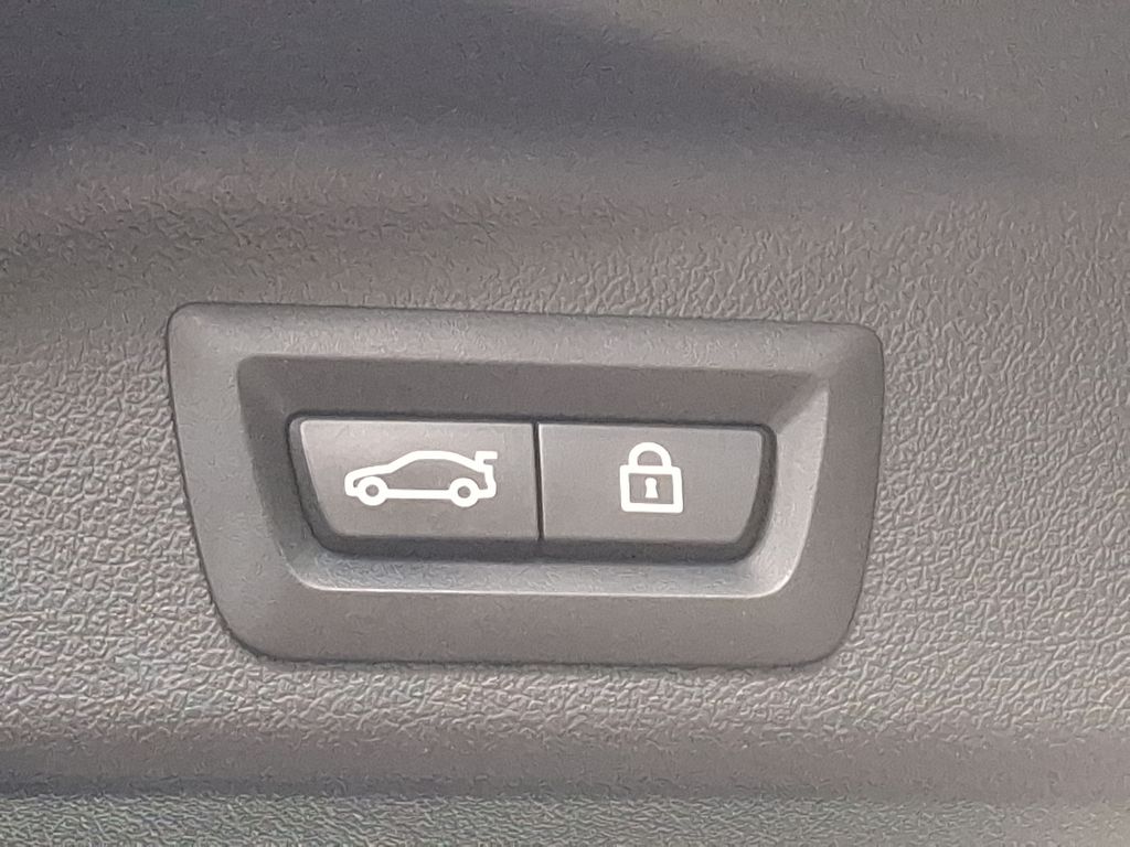 Vehicle image 31 of 32