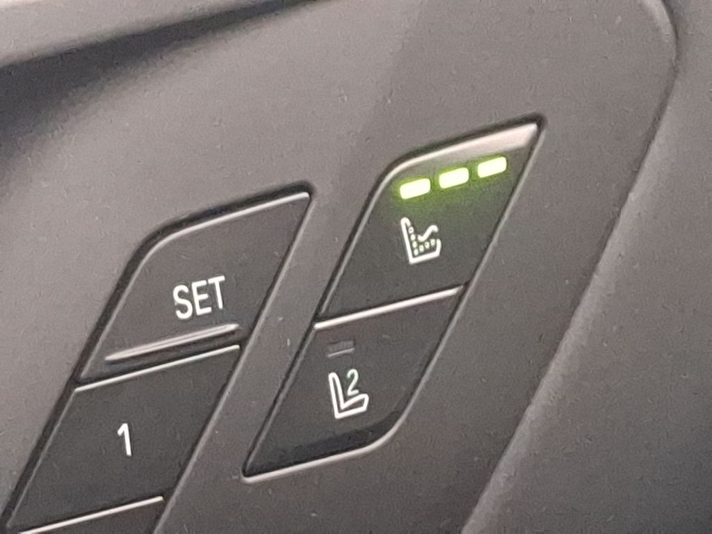 Vehicle image 25 of 32