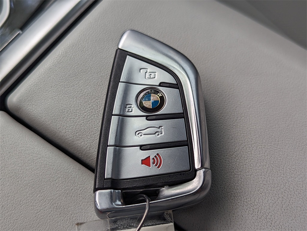 Vehicle image 25 of 32