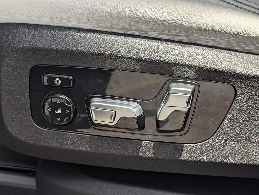 Vehicle image 24 of 32