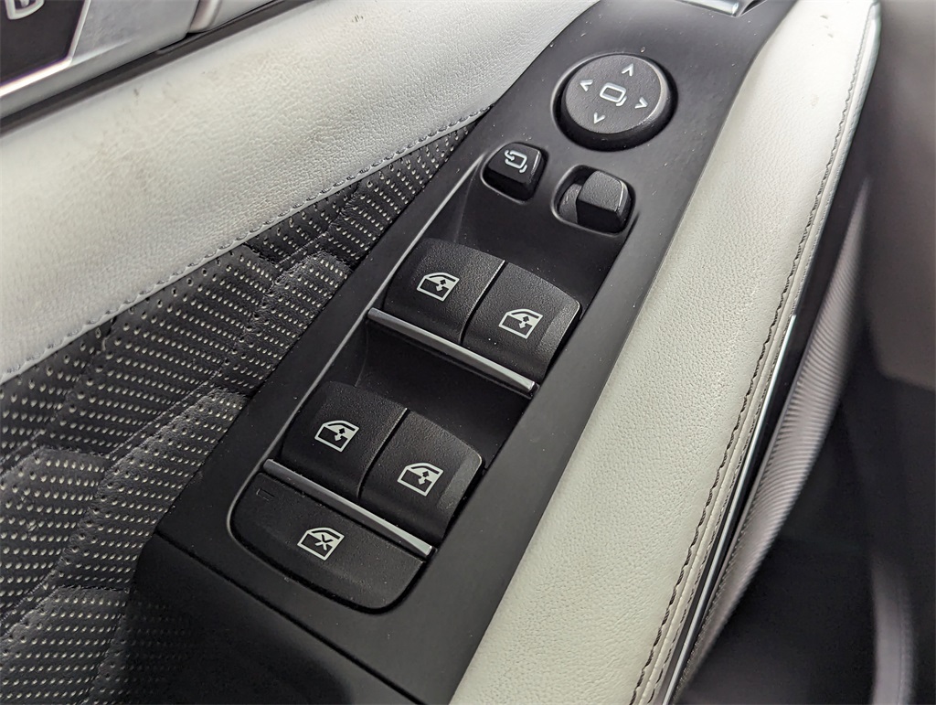 Vehicle image 26 of 32
