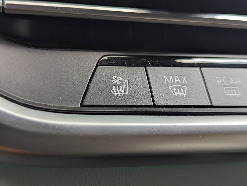 Vehicle image 23 of 32