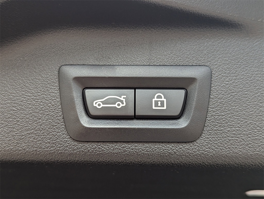 Vehicle image 27 of 32