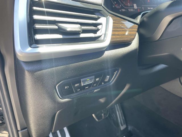 Vehicle image 25 of 35
