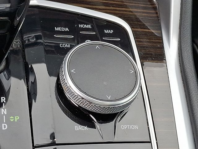 Vehicle image 23 of 32