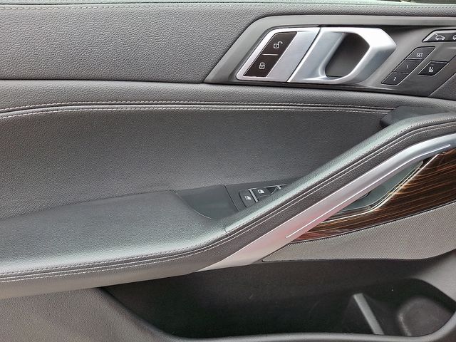 Vehicle image 20 of 32