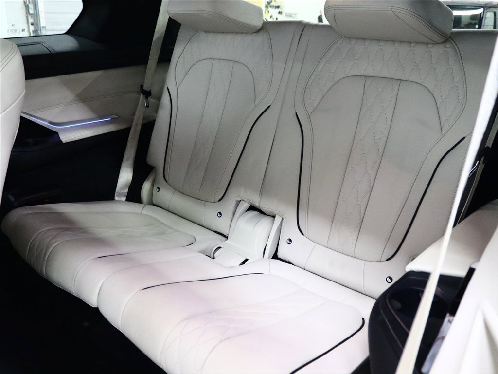 Vehicle image 14 of 30
