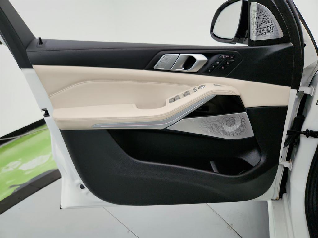 Vehicle image 27 of 43