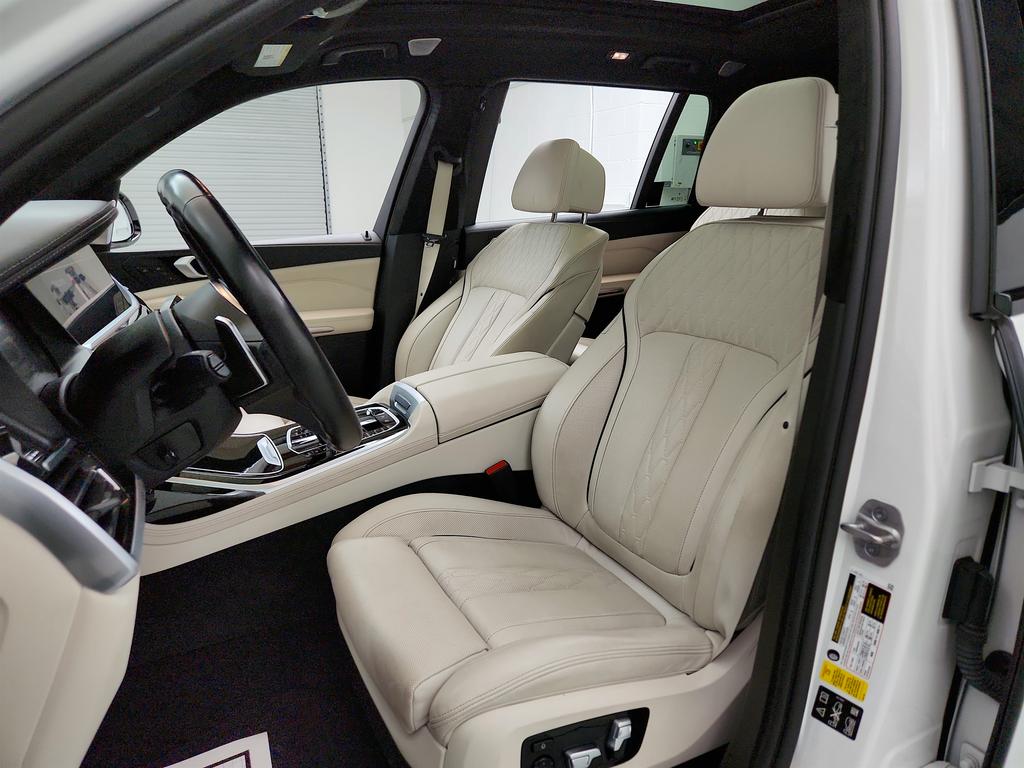 Vehicle image 23 of 43