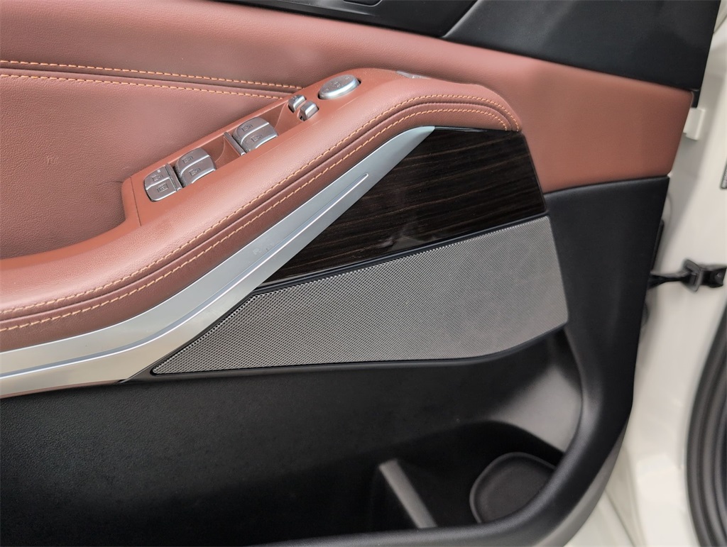 Vehicle image 25 of 35