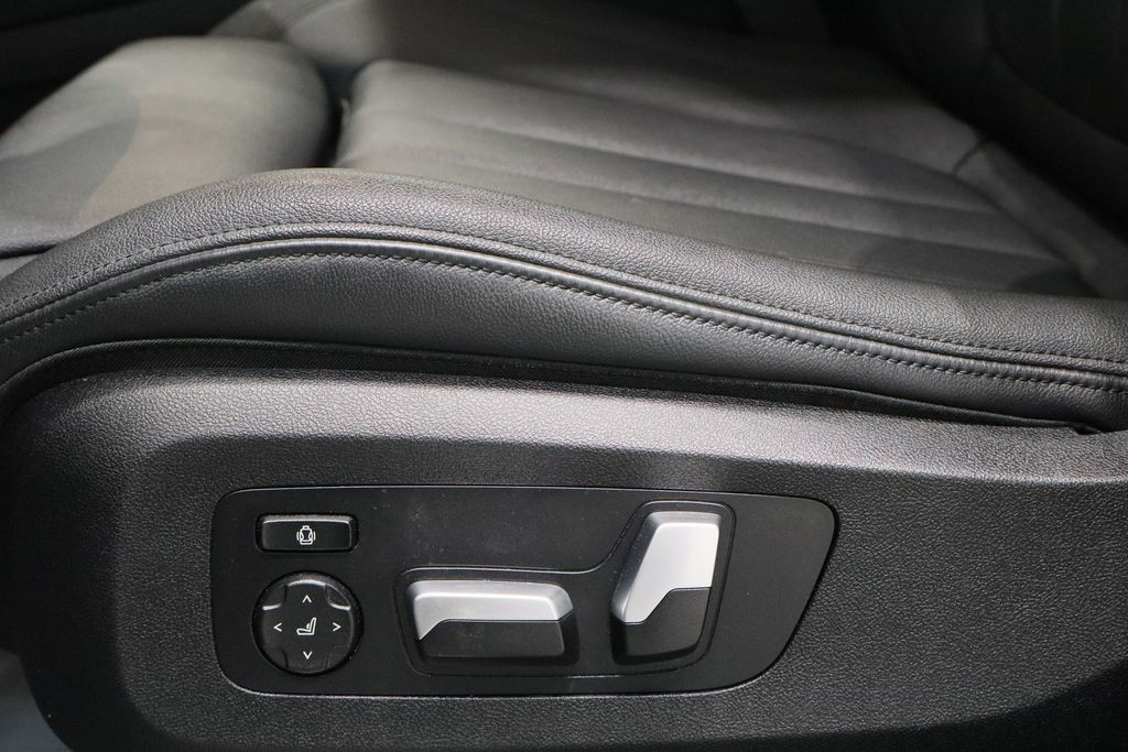 Vehicle image 19 of 46