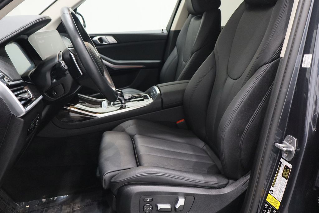 Vehicle image 11 of 46