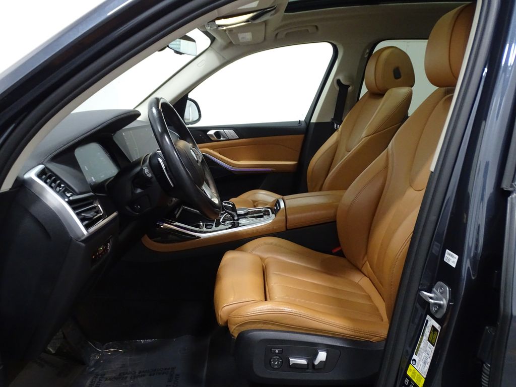 Vehicle image 10 of 44