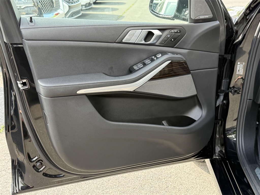 Vehicle image 8 of 26