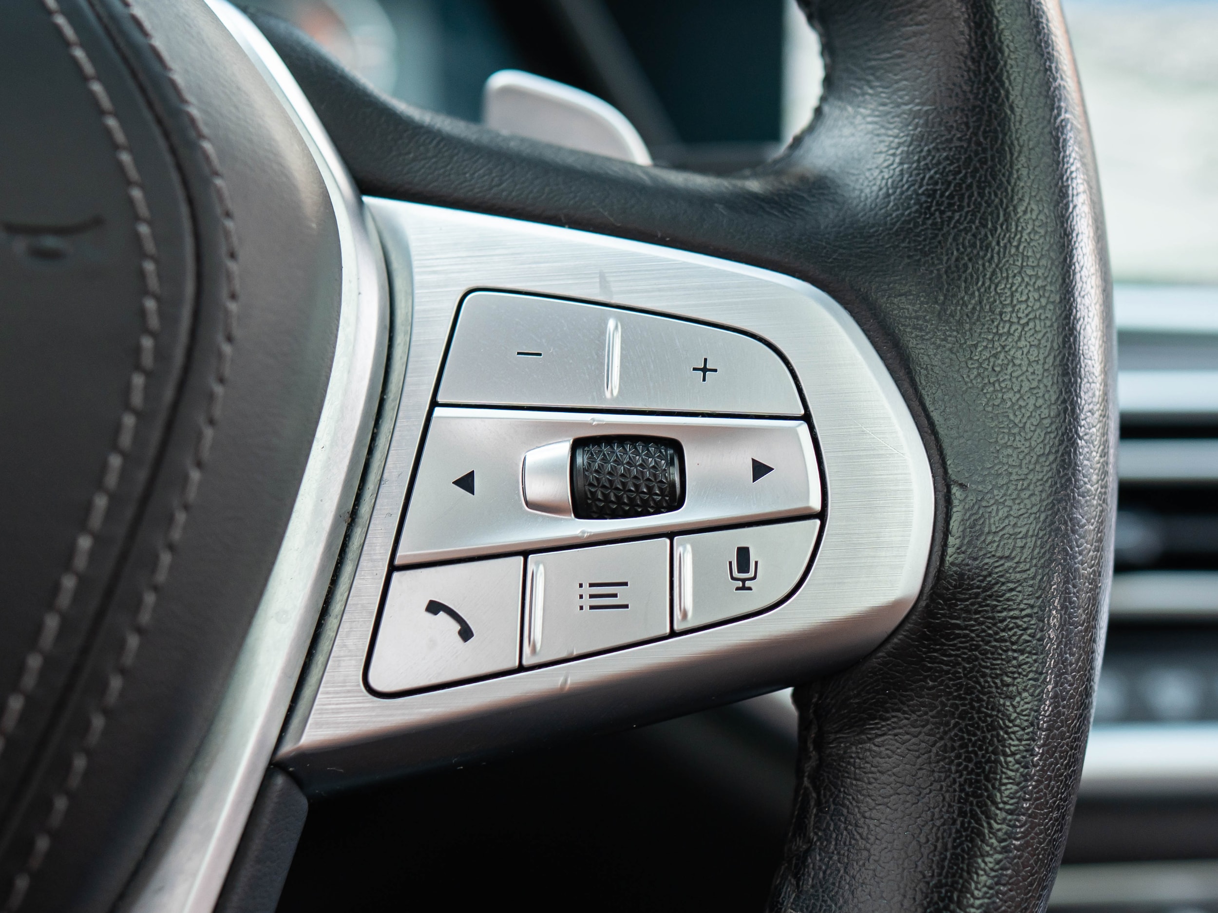 Vehicle image 27 of 62