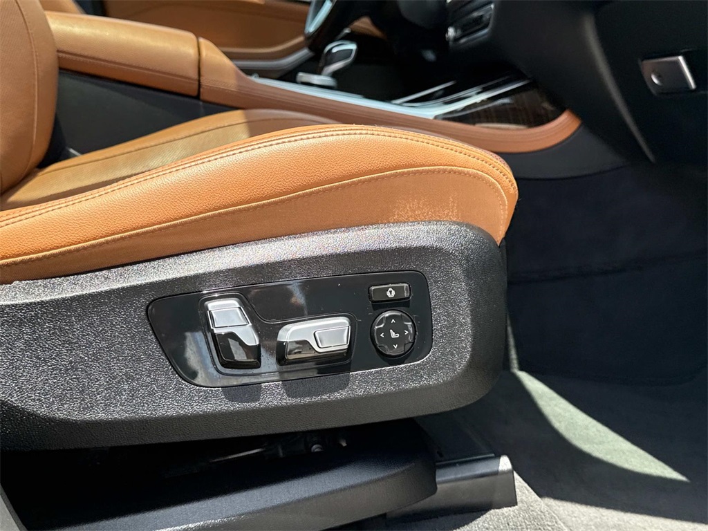 Vehicle image 21 of 30