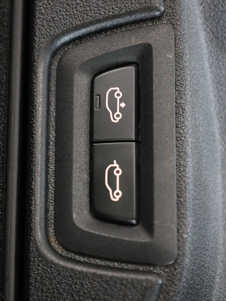 Vehicle image 33 of 46