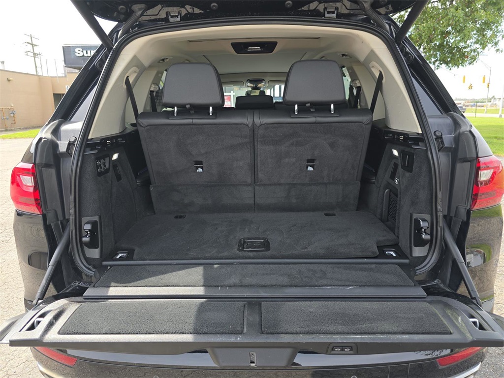 Vehicle image 10 of 39