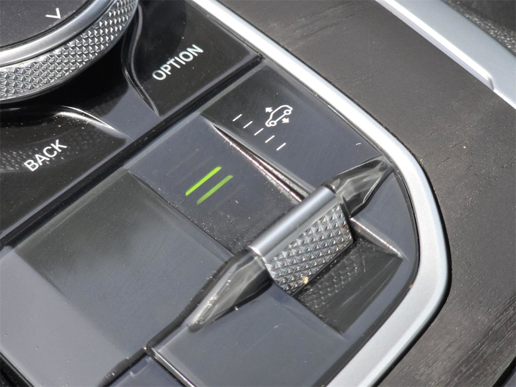 Vehicle image 31 of 39