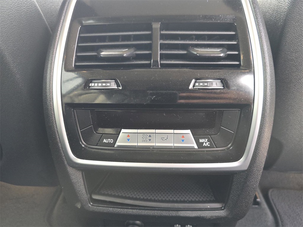 Vehicle image 27 of 39