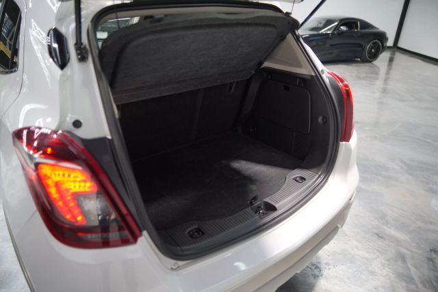 Vehicle image 33 of 68
