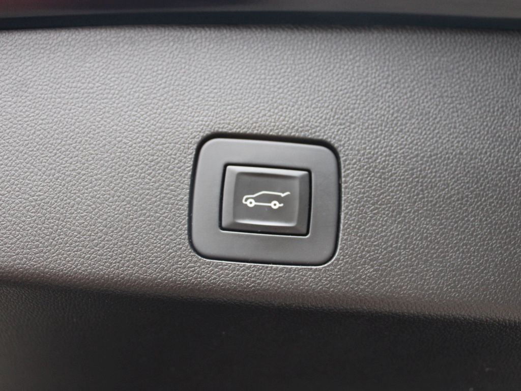 Vehicle image 34 of 40