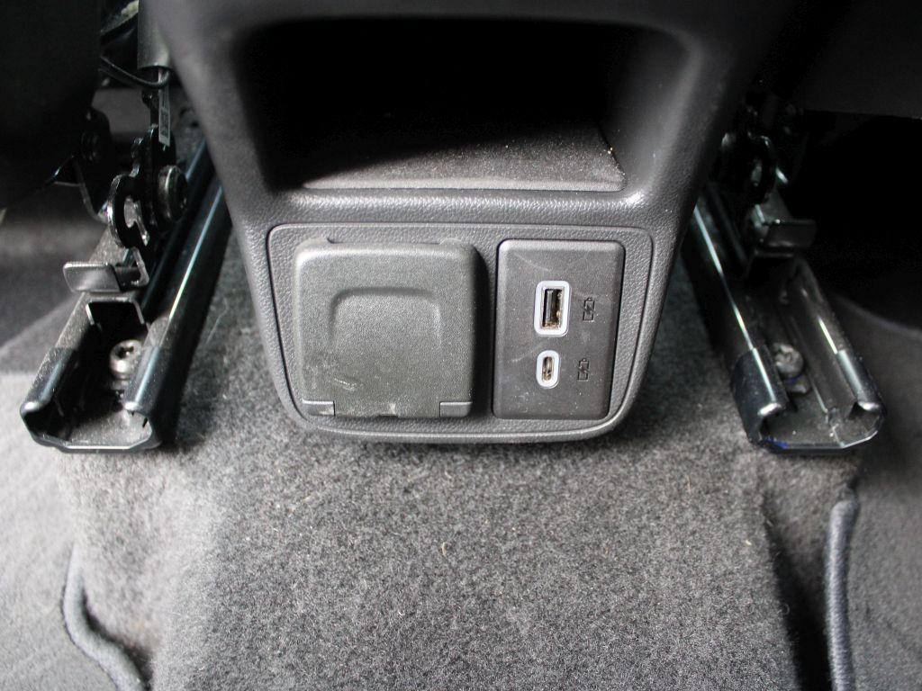Vehicle image 32 of 40