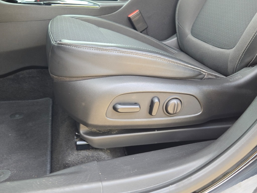 Vehicle image 23 of 33