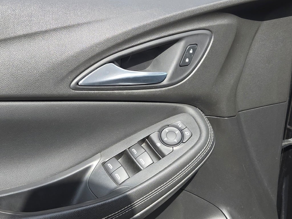 Vehicle image 21 of 33