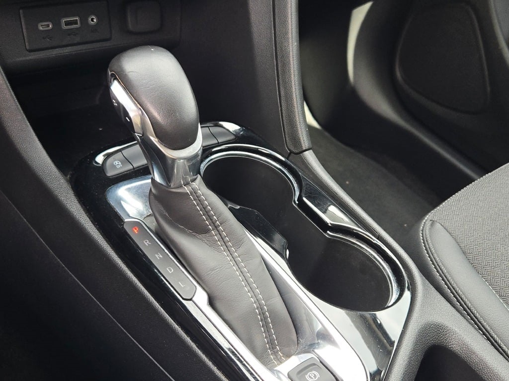 Vehicle image 25 of 33