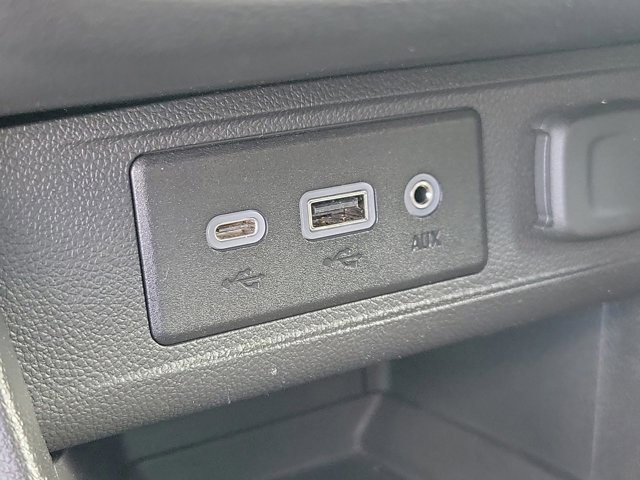 Vehicle image 27 of 32