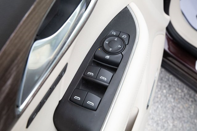 Vehicle image 17 of 23