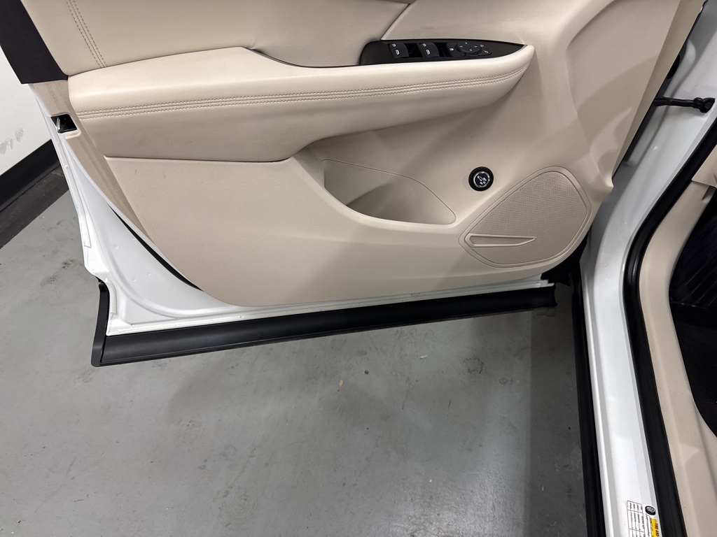 Vehicle image 37 of 62
