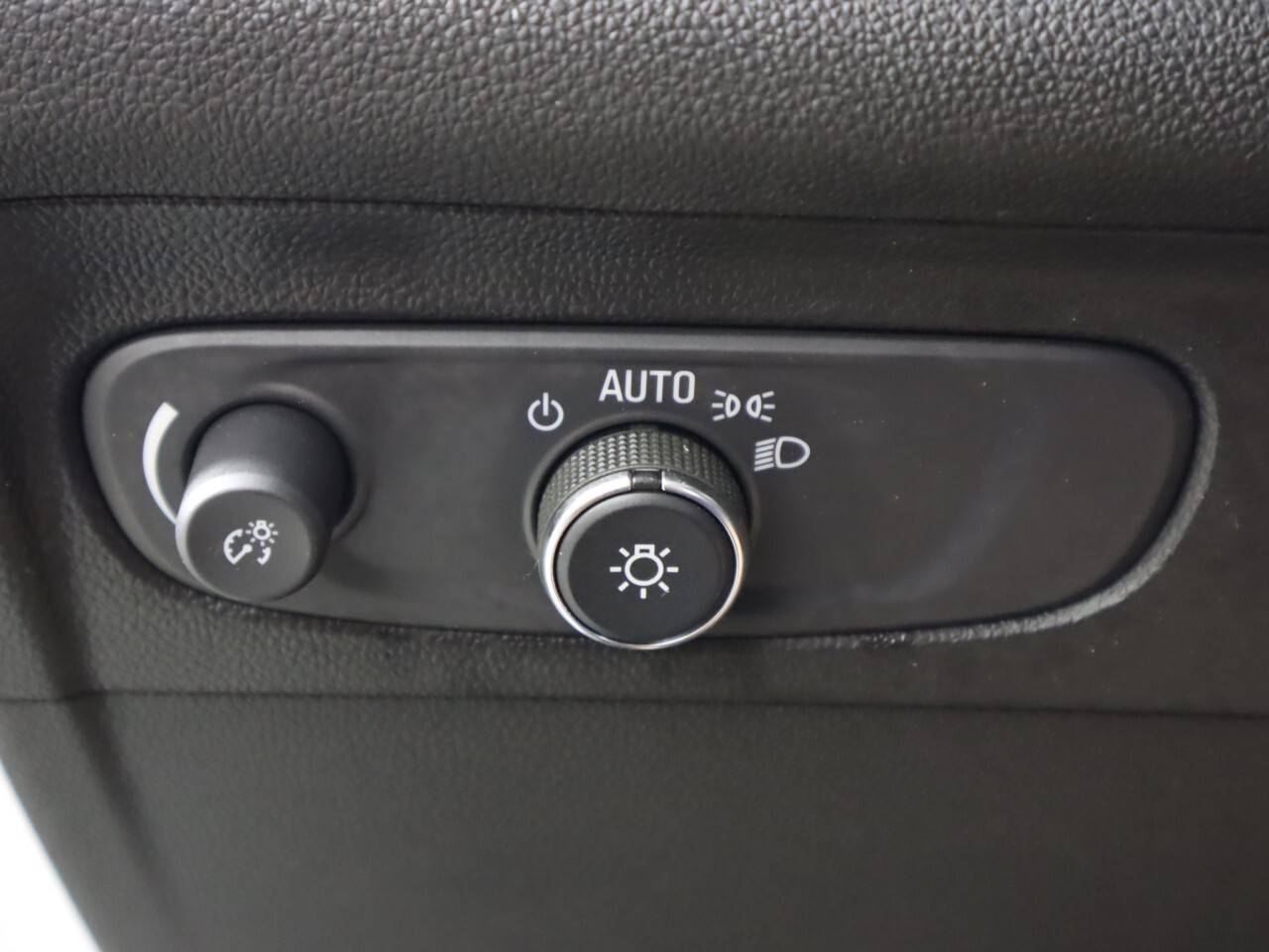 Vehicle image 9 of 40