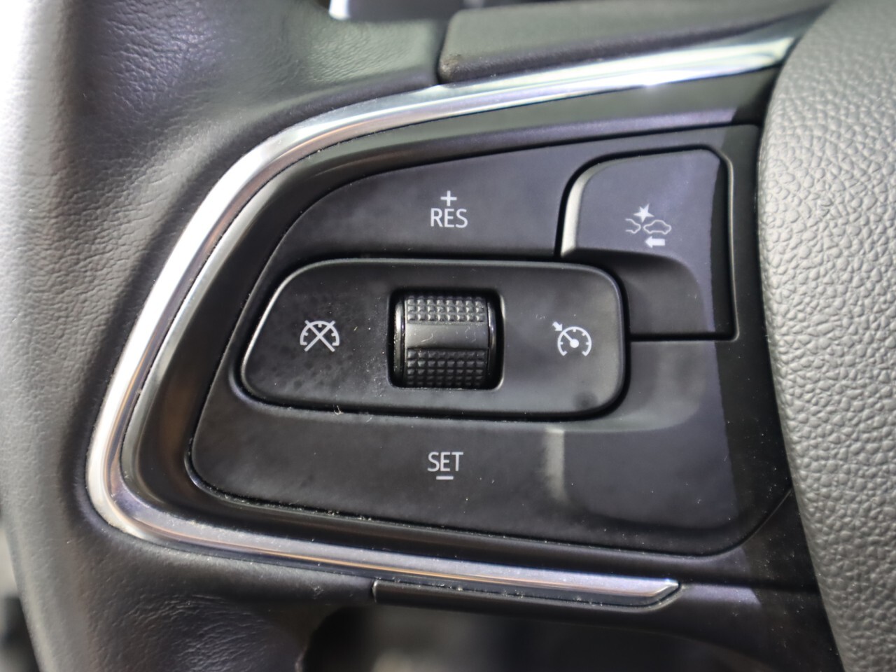 Vehicle image 11 of 40
