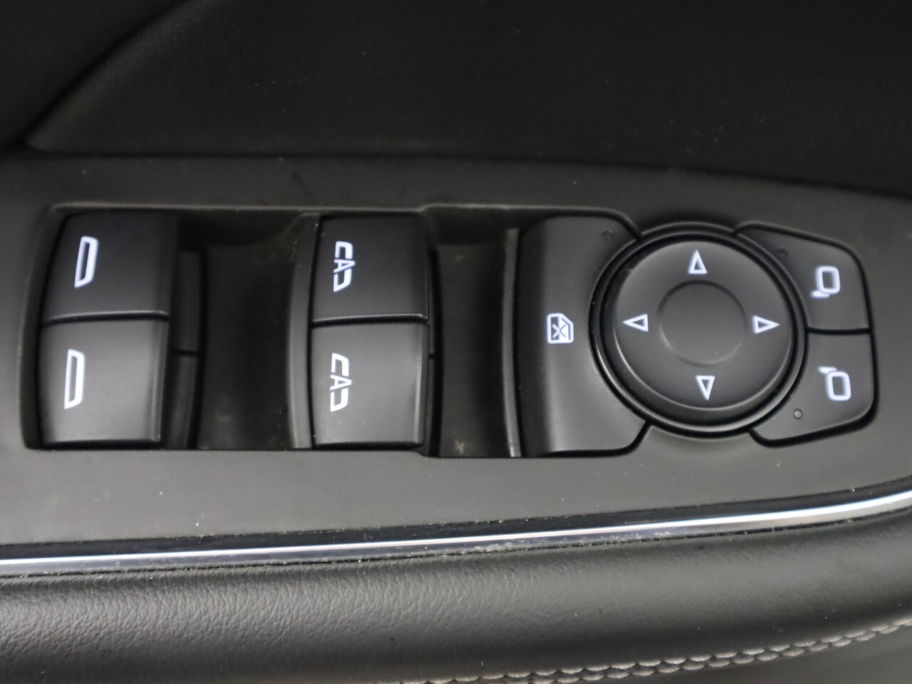 Vehicle image 25 of 40