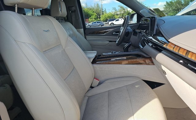 2021 Cadillac Escalade ESV Premium Luxury Platinum Image 9 of 15