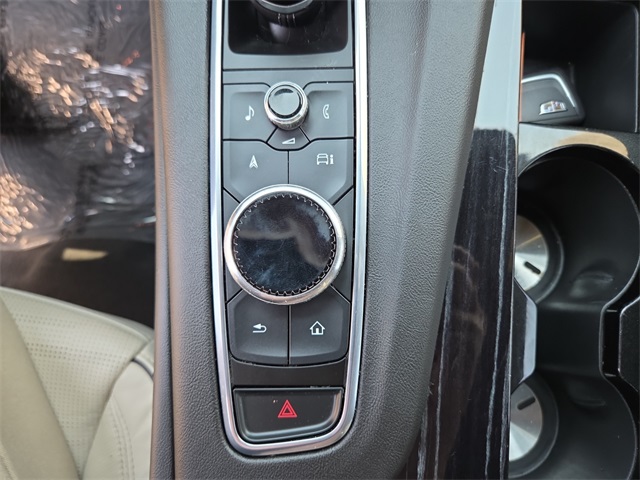 Vehicle image 27 of 39