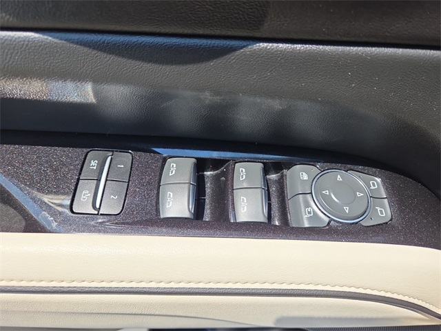 Vehicle image 37 of 39
