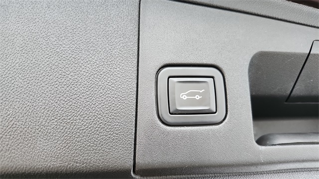 Vehicle image 33 of 42